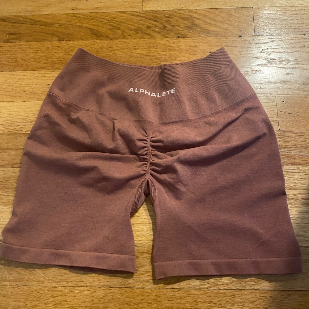 Alphalete amplify 4.5” shorts in color rose